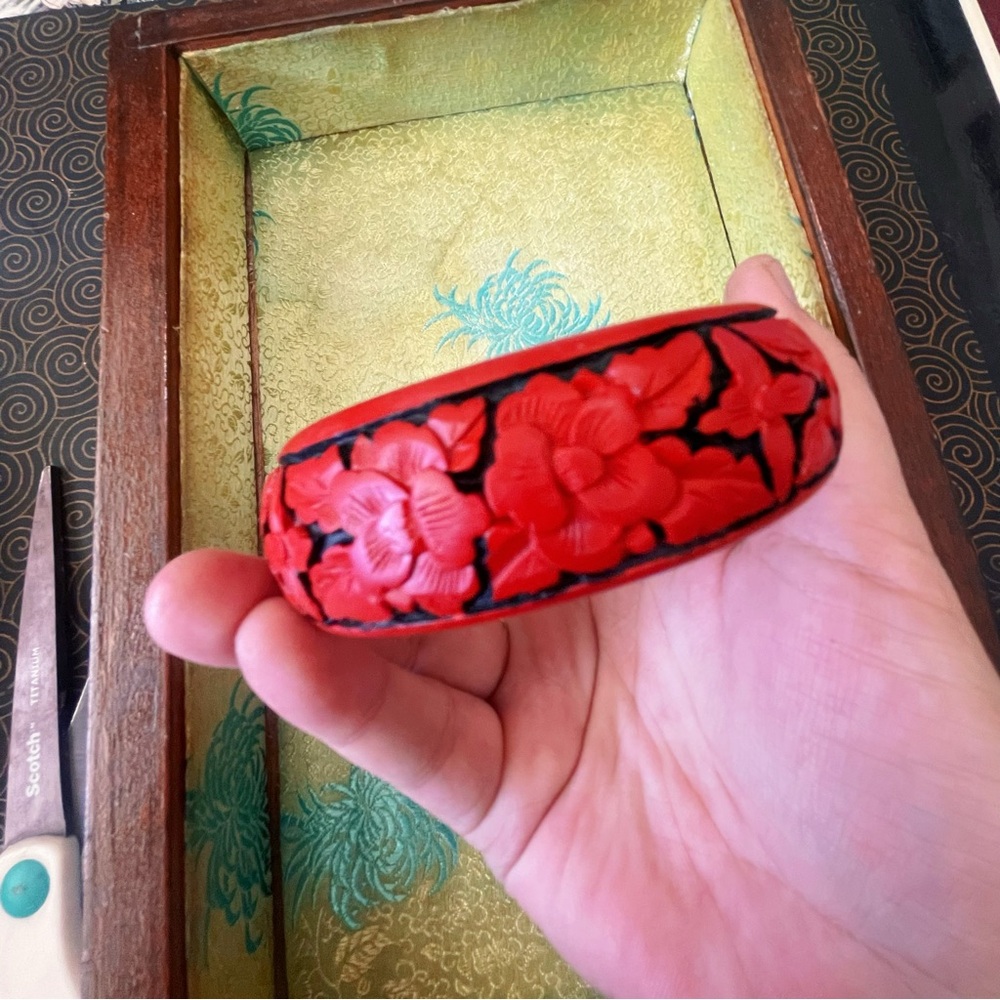 Vintage Chinese Cinnabar Carved Red Lacquer Bangle Bracelet Floral Design - Picture 6 of 9